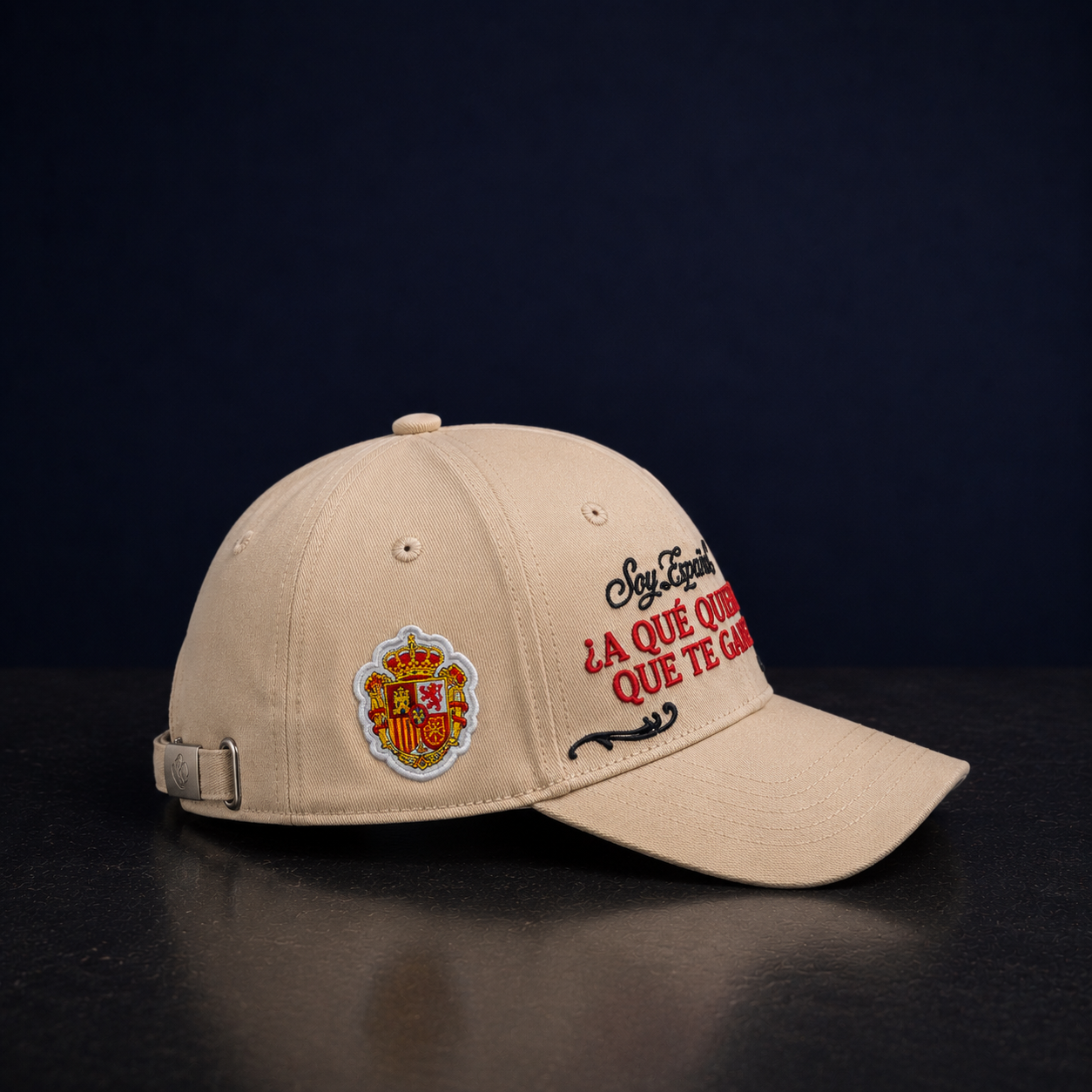 Gorra vista lateral izquierda con escudo