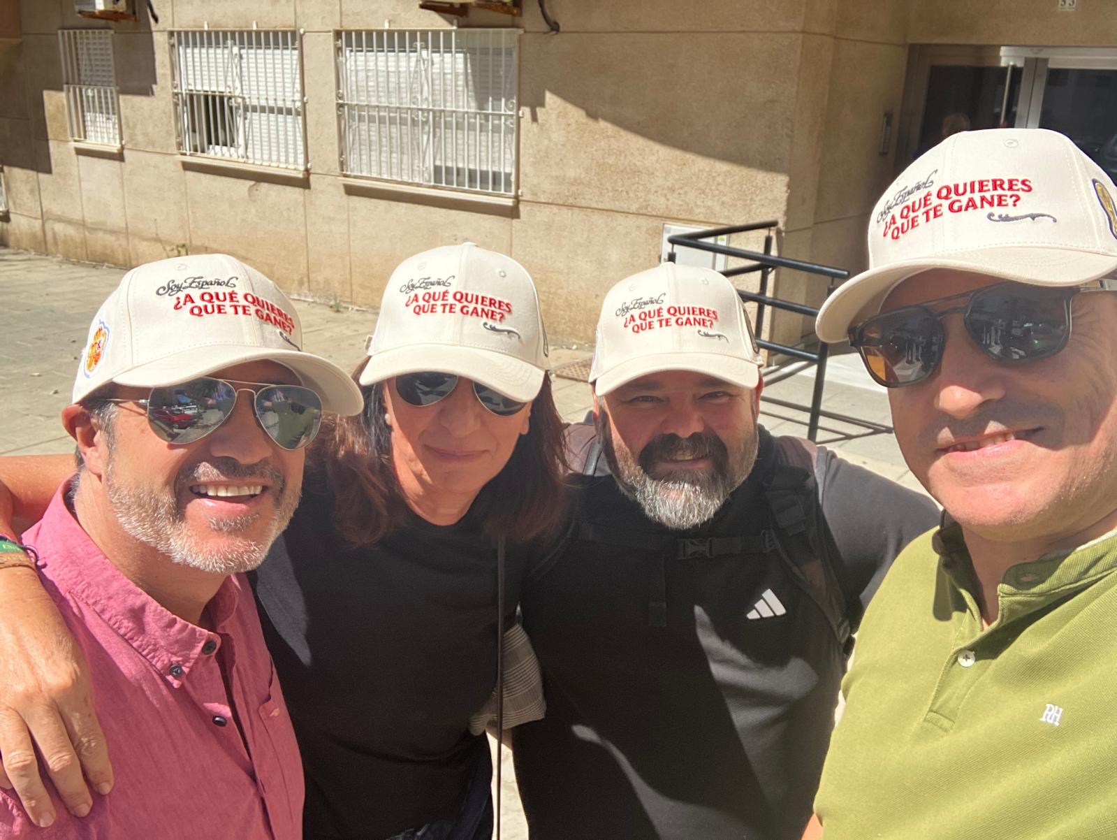 Cliente llevando la gorra 1